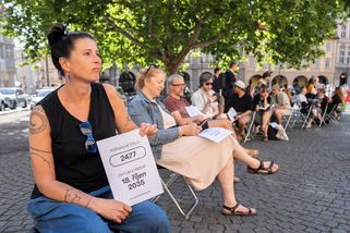 Fronta na fungující stát. Desítky lidí v Praze manifestovaly za nezávislou státní správu - Novinky