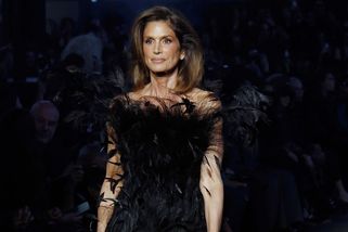 Cindy Crawford (60) se vrátila z modelingového důchodu na přehlídkové molo!