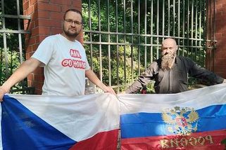 Komunista Milata má problém. Demonstroval v triku s písmenem Z, policie to šetří