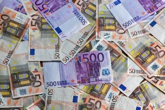 Policistovi z NCOZ vrátili 1,4 milionu eur. Našli je u něj ve zdi - Seznam Zprávy