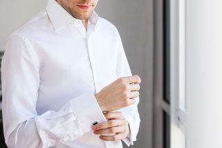 Správně vyžehlená pánská košile: Puky na ni nepatří! Nosí se do kalhot, nebo ven? Poznáte to na první pohled - Proženy.cz