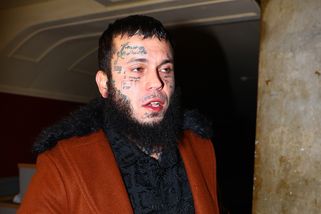Ostudné záběry Lea Beránka. Rapper tancoval nahý na balkoně, do zadku si strkal erotickou pomůcku