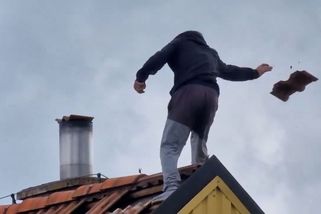 Muž na Brněnsku z cizí střechy házel tašky na policisty a záchranáře. Pak spadl - Novinky
