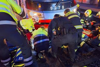 Tramvaj na pražské Palmovce srazila ženu i s dítětem - Novinky
