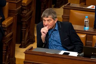 "Dával jsem si pozor na slovo." Ve sněmovně dosud řekl jen 117 slov, teď tam míří podruhé