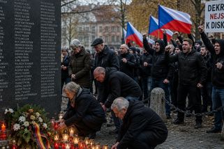 Svastiky na pietě. Morální dno převlečené za vlastenectví - Médium.cz
