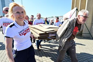 V Brně se sešli odpůrci sjezdu sudetských Němců, postavili „barikádu“ z krabic. Protestu se zúčastnila i Konečná