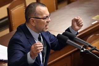 Ve Sněmovně se kolem poledne opět rozhořel spor kvůli pomoci Ukrajině