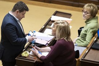Klidně se k pultíku připoutám. ANO spustilo obstrukce kvůli důchodům o týden dříve - Novinky