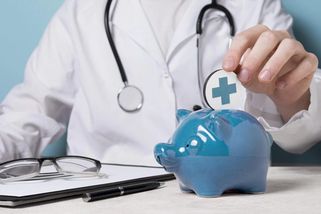 Konec nelegálních poplatků u gynekologa? Nový systém mění financování péče