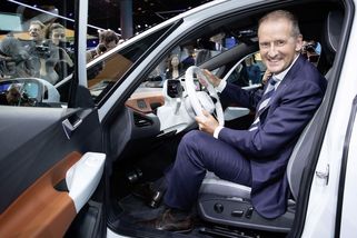 Bývalý šéf Volkswagenu Diess chce uvést na trh elektrický traktor