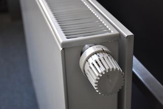 Úspora peněz uzavřením radiátorů zní logicky ale fyzika nesouhlasí