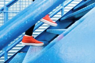Lidé, kteří chodí po schodech raději než výtahem, mají podle psychologů společné rysy osobnosti - Médium.cz