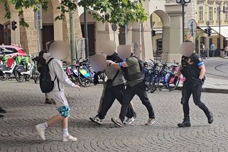 Policisté se omylem vrhli na mladíka v Praze, zatímco je tahal za nos falešný bankéř stojící opodál | Novinky.cz: Krimi