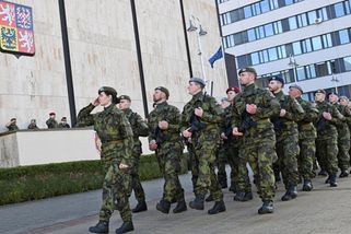 Brance není ani kde ubytovat. Zůna vojnu odmítl, armáda větší zapojení lidí plánuje