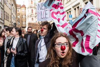 Píšete snad doktorkám a učitelkám o fabrikách a vyžírkách? Umělci nejsou „vyžírky“ a kultura není zbytečný luxus