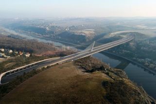 Ministerstvo vybralo finální podobu Suchdolského mostu. Vltavu překlene do roku 2031. Podívejte se, jak se bude stavět