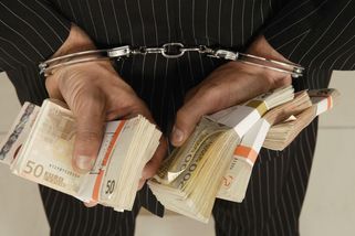 Vidina pohádkových zisků se trojici mužů proměnila v krutou realitu, přišli o miliony