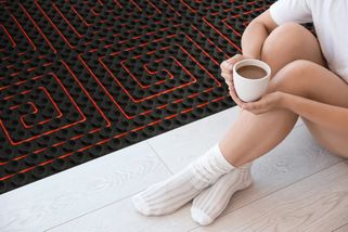 Podlahové topení za 200 tisíc? Češi netuší, že existuje levnější alternativa bez rekonstrukce