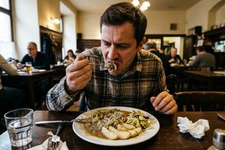 Po jídle končí v křečích dvakrát více Pražanů. Hygienici popsali, co v restauracích nacházejí