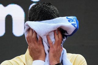 Djokovič udělal před Roland Garros nečekaný krok, Sinner útočí na jeho legendární rekord - Sport.cz