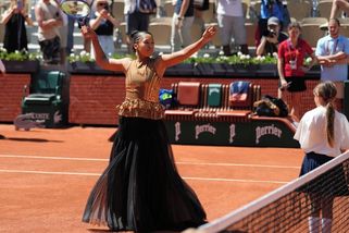 Roland Garros | Jako Eiffelova věž! Ósakaová přišla nebývale vymóděná a před utkáním ukázala, co skrývá dlouhá sukně - Sport.cz