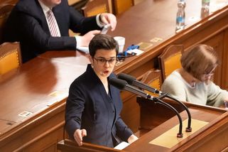 „Házíte potřebné přes palubu!“ Opozice cupovala vládu kvůli důchodům, dluhům i podpoře bydlení