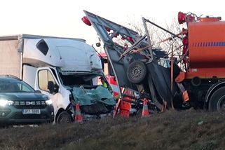 Řidič na D5 u Plzně narazil do cisterny silničářů - Novinky