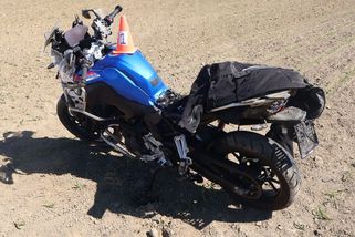 Motorkář se na Jesenicku řítil proti kamionu, na poslední chvíli uhnul na pole a pak putoval do nemocnice - Novinky