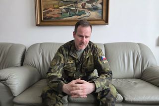 Armáda nemůže dělat charitu průmyslu. Vojáci potřebují techniku, která jim v boji uchrání život