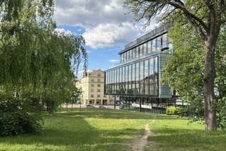 prahain.cz/zivot-ve-meste/u-centraly-ppf-ma-zmizet-zelen-nahradi-ji-soukrome-parkoviste-27433.html