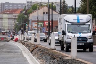 FOTO: Stavba tramvajové trati způsobila chaos v klíčové pražské ulici - Novinky