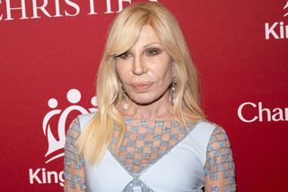 Z „plastové ikony“ zpět k sobě: Donatella Versace dnes šokuje proměnou
