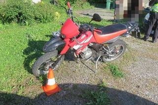 Opilý muž zavinil na motorce s malými dětmi nehodu. Nikdo z nich neměl helmu - Novinky