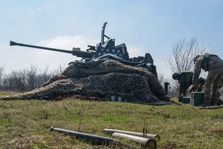 Video: Tohle nikdo nečekal. Přes 76 let stará zbraň znovu úřaduje. Na Ukrajině sestřeluje moderní drony