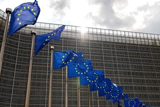 Od roku 2027 zakazuje EU některé platby v hotovosti. Nařízení se týká i Česka