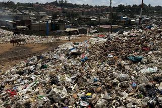 Nemoci a beznaděj ve slumu Kibera: lidé nemají žádnou práci a už jen přežívají