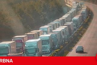 Na dálnici D5 před Rozvadovem se vytvořila dlouhá kolona stojících kamionů