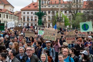 Červenou Červenému. Demonstranti volají po odchodu Motoristů z MŽP, vadí jim škrty i čistky