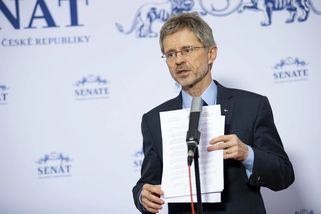 Leťte běžnou linkou, vzkázal Babiš Vystrčilovi. Speciál stopl, mluví o ničení byznysu