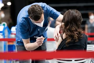 Platnost očkování se zkrátí, Vojtěch řekl na jak dlouho - Seznam Zprávy