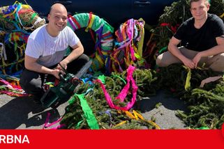 Loketští se činili. Přes noc se jim podařilo nasbírat pět věnců z májek
