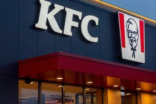 „Měli jsme s vámi mluvit dřív,“ sype si popel na hlavu KFC a na půl dne zavřelo. „Pozdě,“ vzkazují zákazníci