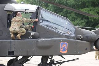 Američané proti dronům nasadí bitevní vrtulníky Apache. Vyjde to levněji - Novinky
