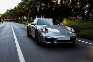Mají výkonné auto a jezdí jako šneci. Důvody řidičům v běžných vozech těžko dávají smysl - Médium.cz