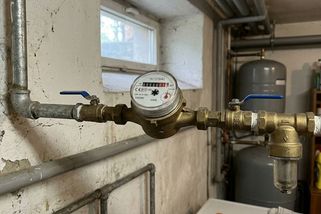 Zavedení fixní platby za vodné a stočné vyvolalo rozruch. Domácnosti přitom mohou na změně vydělat
