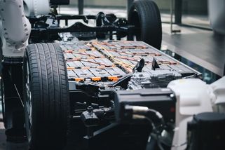 Druhý život baterií jako nadějný byznys. Z elektromobilů míří do úložišť
