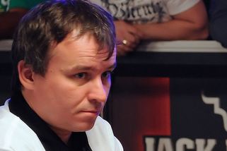 Český pokerový boháč si po životní výhře žije jako král. A po boku má krásnou Radku