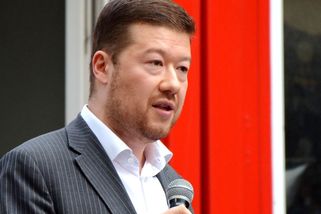Černoch s nožem a oběšený „Petr Drahota“. Okamurova kampaň posouvá hranice hnusu - Médium.cz