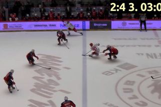 Situace před gólem Třince na 3:4 z pohledu kamery nad modrou čarou | Hokej